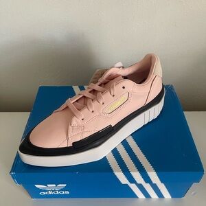 BRAND NEW ADIDAS SNEAKER.